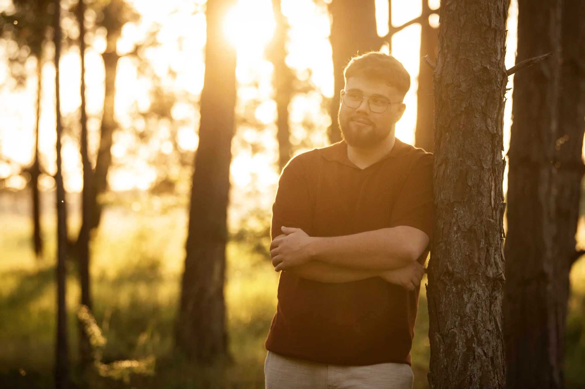 Fotografie von Inhaber Adrian Rauscher: An einem Baum lehnend